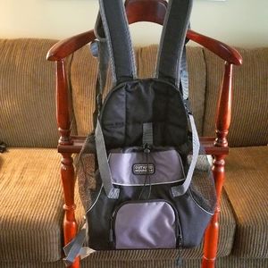 Outward Hound pet carrier/backpack. Blk and gray.